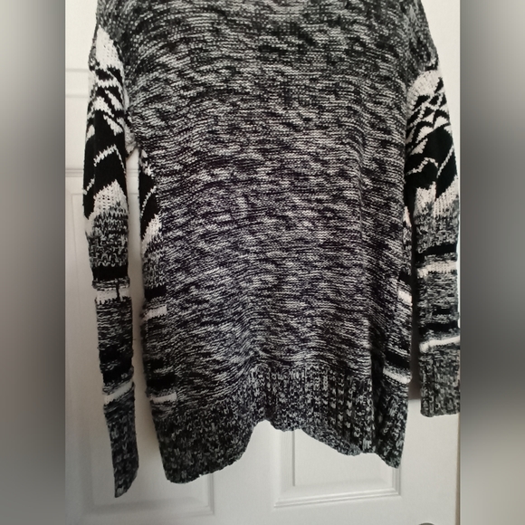 Black and white zig zag sweater - Picture 8 of 9